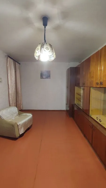 🏡продажа комнатная квартира г. макеевка днр 🌇центрально-городской р-н квартал шахтёрский ✅квартира расположена на четвертом этаже, не угловая ✅общая площадь–43.5 м2 жилое состояние ✅комнаты и санузел раздельные 🔥собственник 💴цена: 2🍋000.000 рублей ☎️+7(949) 312-53-38 алексей 📨подписаться - фотография - 5