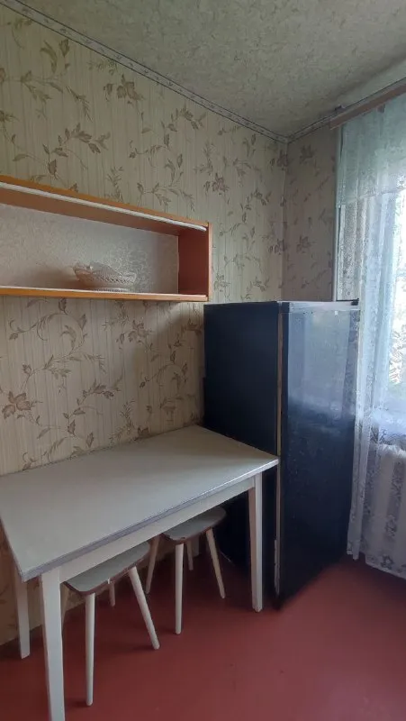 🏡продажа комнатная квартира г. макеевка днр 🌇центрально-городской р-н квартал шахтёрский ✅квартира расположена на четвертом этаже, не угловая ✅общая площадь–43.5 м2 жилое состояние ✅комнаты и санузел раздельные 🔥собственник 💴цена: 2🍋000.000 рублей ☎️+7(949) 312-53-38 алексей 📨подписаться - фотография - 7