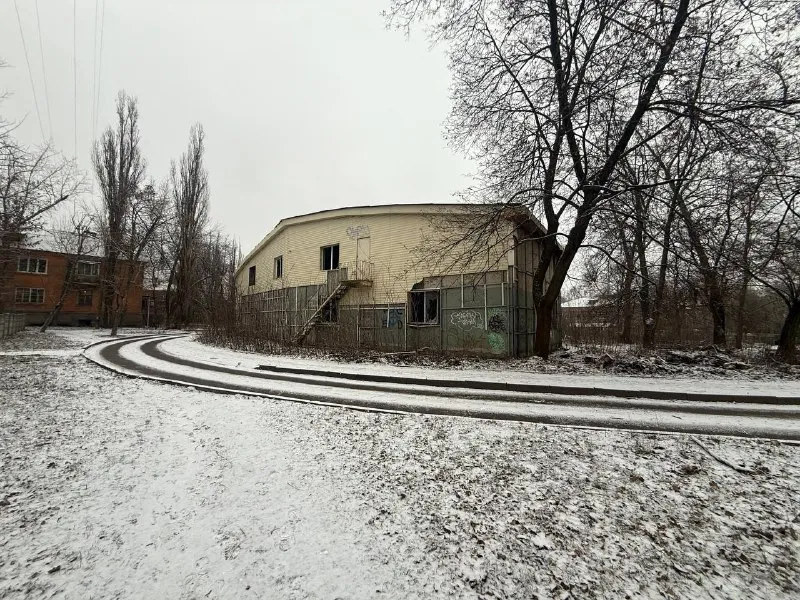 ☎️+79490370636 продажа коммерческой недвижимости 🏙️ - 485 м² квадратных метров отдельно стоящего здания в самом центре калининского района донецка по ул. цусимская ! стройте свое пространство с агентством недвижимости город. вы мечтаете - мы реализовываем💫 документы рф 🇷🇺 ключи 🔑 в агентстве ❕ показ в любое время по договоренности за час ❕ преимущества: ✔️парковка, рядом остановка ✔️высокие потолки, большой участок земли ✔️шикарный проходной поток и транспортный 📌помещение полностью под ремонт 📌коммуникации все подведены цена: 60.000 р за 1 квадратный метр 💸торг ☎️+79490370636 - фотография - 7