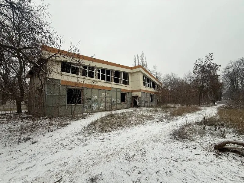 ☎️+79490370636 продажа коммерческой недвижимости 🏙️ - 485 м² квадратных метров отдельно стоящего здания в самом центре калининского района донецка по ул. цусимская ! стройте свое пространство с агентством недвижимости город. вы мечтаете - мы реализовываем💫 документы рф 🇷🇺 ключи 🔑 в агентстве ❕ показ в любое время по договоренности за час ❕ преимущества: ✔️парковка, рядом остановка ✔️высокие потолки, большой участок земли ✔️шикарный проходной поток и транспортный 📌помещение полностью под ремонт 📌коммуникации все подведены цена: 60.000 р за 1 квадратный метр 💸торг ☎️+79490370636 - фотография - 8