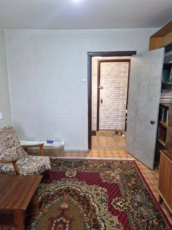 Продам двухкомнатную квартиру 🌇донецк, ленинский проспект пересечение с куйбышева. 📍 ✅этажность 4/9ти, панельный дом, кооперативный, очень ухоженный. ✅чистый подъезд, рядом школа. ✅общая площадь 49, жилая 30, кухня 7,7. ✅лоджия большая застеклена. ✅окна пластиковые, трубы и стояк новые, батареи новые чешские чугунные. ❗️квартира теплая. 💦 вода всегда по графику, напор хороший. 💰стоимость 4 700 000 ₽ 📲☎️+79494181407 галина ан подписаться | дать объявление - фотография - 2