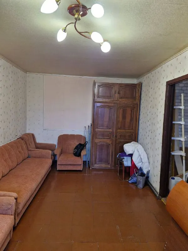 Продам двухкомнатную квартиру 🌇донецк, ленинский проспект пересечение с куйбышева. 📍 ✅этажность 4/9ти, панельный дом, кооперативный, очень ухоженный. ✅чистый подъезд, рядом школа. ✅общая площадь 49, жилая 30, кухня 7,7. ✅лоджия большая застеклена. ✅окна пластиковые, трубы и стояк новые, батареи новые чешские чугунные. ❗️квартира теплая. 💦 вода всегда по графику, напор хороший. 💰стоимость 4 700 000 ₽ 📲☎️+79494181407 галина ан подписаться | дать объявление - фотография - 3