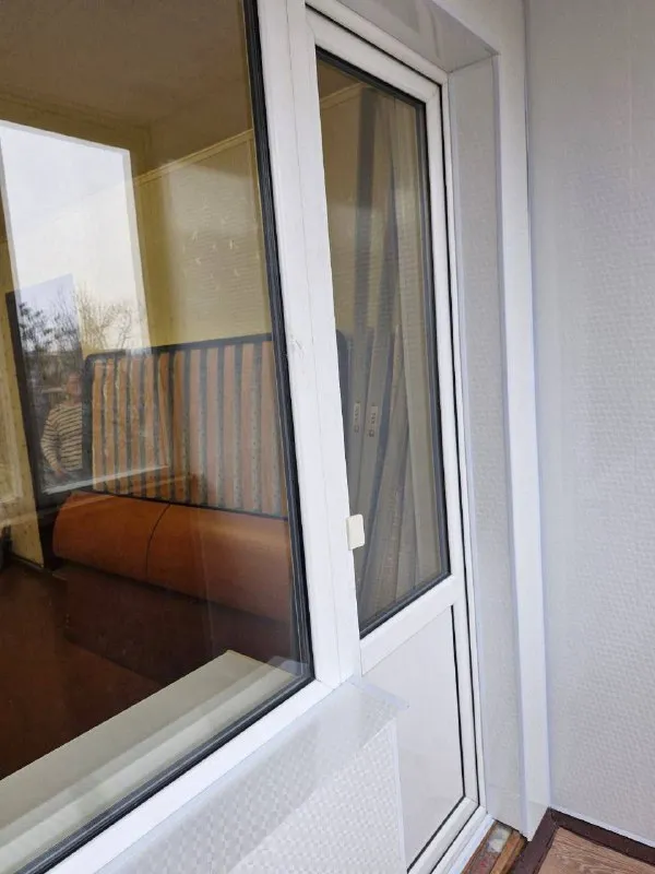 Продам двухкомнатную квартиру 🌇донецк, ленинский проспект пересечение с куйбышева. 📍 ✅этажность 4/9ти, панельный дом, кооперативный, очень ухоженный. ✅чистый подъезд, рядом школа. ✅общая площадь 49, жилая 30, кухня 7,7. ✅лоджия большая застеклена. ✅окна пластиковые, трубы и стояк новые, батареи новые чешские чугунные. ❗️квартира теплая. 💦 вода всегда по графику, напор хороший. 💰стоимость 4 700 000 ₽ 📲☎️+79494181407 галина ан подписаться | дать объявление - фотография - 5