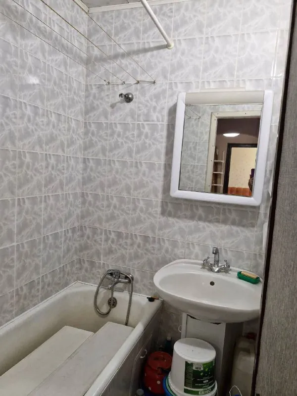 Продам двухкомнатную квартиру 🌇донецк, ленинский проспект пересечение с куйбышева. 📍 ✅этажность 4/9ти, панельный дом, кооперативный, очень ухоженный. ✅чистый подъезд, рядом школа. ✅общая площадь 49, жилая 30, кухня 7,7. ✅лоджия большая застеклена. ✅окна пластиковые, трубы и стояк новые, батареи новые чешские чугунные. ❗️квартира теплая. 💦 вода всегда по графику, напор хороший. 💰стоимость 4 700 000 ₽ 📲☎️+79494181407 галина ан подписаться | дать объявление - фотография - 9