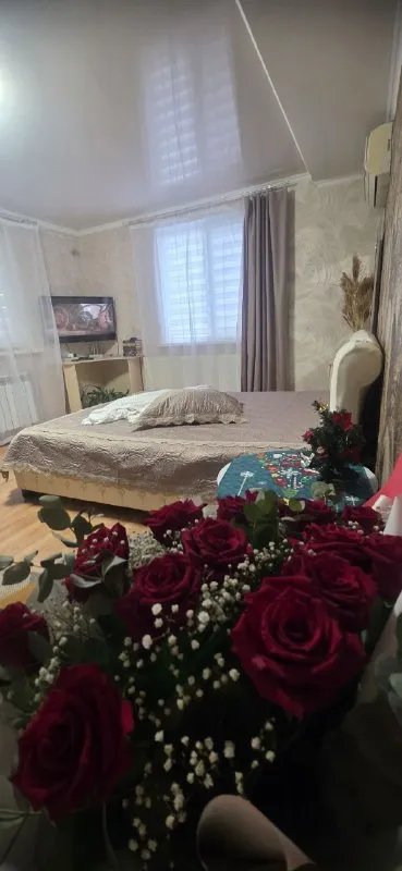 🟢🟢⚪⚪⚪🟢🟢⚪ от собственника. идеальное жилье для посуточной аренды. до южного 5 км. уютные домики с новой мебелью и идеальным ремонтом. продуманы до мелочей. есть всё необходимое. кухня, душевая кабина без поддонов, уютная кровать с ортопедическим матрасом, белоснежная постель, высокоскоростной интернет, смарт- тв сдаются в тихом месте. в шаговой доступности магазины, гипермаркет,   рестораны. во дворе шикарная мангальная зона с шампурами,   казанами, сетками. идеальное жилье для посуточной аренды. с постоянной водой, теплом и светом 👍. после каждого гостя проводится общая  уборка. для бронирования звоните в т. г. +79494963317 +79490815313 📨подписаться - фотография - 5