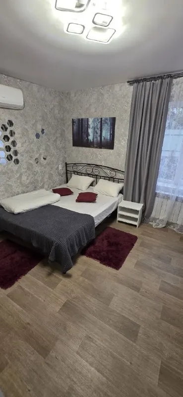 🟢🟢⚪⚪⚪🟢🟢⚪ от собственника. идеальное жилье для посуточной аренды. до южного 5 км. уютные домики с новой мебелью и идеальным ремонтом. продуманы до мелочей. есть всё необходимое. кухня, душевая кабина без поддонов, уютная кровать с ортопедическим матрасом, белоснежная постель, высокоскоростной интернет, смарт- тв сдаются в тихом месте. в шаговой доступности магазины, гипермаркет,   рестораны. во дворе шикарная мангальная зона с шампурами,   казанами, сетками. идеальное жилье для посуточной аренды. с постоянной водой, теплом и светом 👍. после каждого гостя проводится общая  уборка. для бронирования звоните в т. г. +79494963317 +79490815313 📨подписаться - фотография - 7