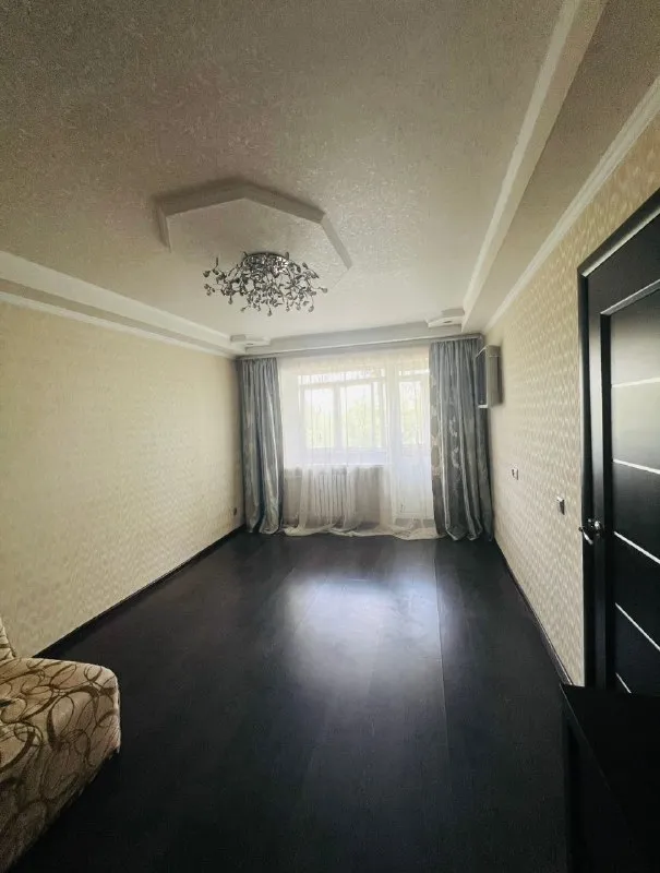 🏡продажа 1-однокомнатная квартира г. Донецк днр 🌇будённовский р-н 🗺ориентир: площадь будённого, ул. Александрова ✅этажность–4/5 жилого дома ✅общая площадь–30 м2 ✅дом кирпичный в квартире выполнен косметический ремонт ✅поменяна проводка и отопление квартира продается с мебелью и бытовой техникой ✅рядом автостанция, рынок, больница, детский садик, школа, магазины, банки, мфц 📃документы готовы 🔥собственник 💴цена: 2🍋900.000 рублей ☎️+7(949) 348-62-86 📨подписаться - фотография - 2