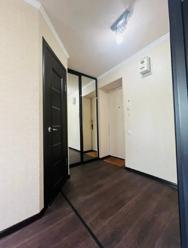 🏡продажа 1-однокомнатная квартира г. Донецк днр 🌇будённовский р-н 🗺ориентир: площадь будённого, ул. Александрова ✅этажность–4/5 жилого дома ✅общая площадь–30 м2 ✅дом кирпичный в квартире выполнен косметический ремонт ✅поменяна проводка и отопление квартира продается с мебелью и бытовой техникой ✅рядом автостанция, рынок, больница, детский садик, школа, магазины, банки, мфц 📃документы готовы 🔥собственник 💴цена: 2🍋900.000 рублей ☎️+7(949) 348-62-86 📨подписаться - фотография - 4