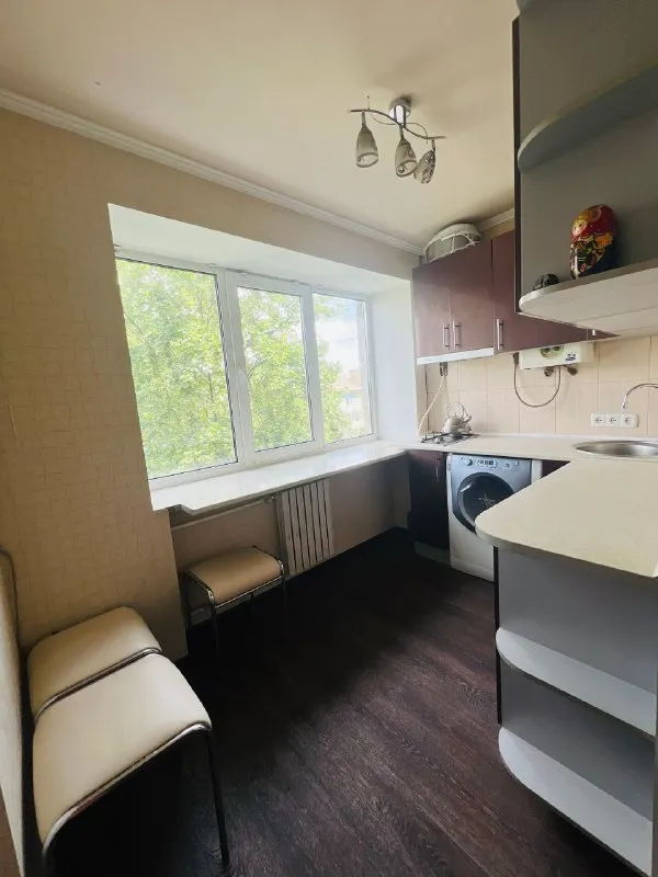 🏡продажа 1-однокомнатная квартира г. Донецк днр 🌇будённовский р-н 🗺ориентир: площадь будённого, ул. Александрова ✅этажность–4/5 жилого дома ✅общая площадь–30 м2 ✅дом кирпичный в квартире выполнен косметический ремонт ✅поменяна проводка и отопление квартира продается с мебелью и бытовой техникой ✅рядом автостанция, рынок, больница, детский садик, школа, магазины, банки, мфц 📃документы готовы 🔥собственник 💴цена: 2🍋900.000 рублей ☎️+7(949) 348-62-86 📨подписаться - фотография - 6