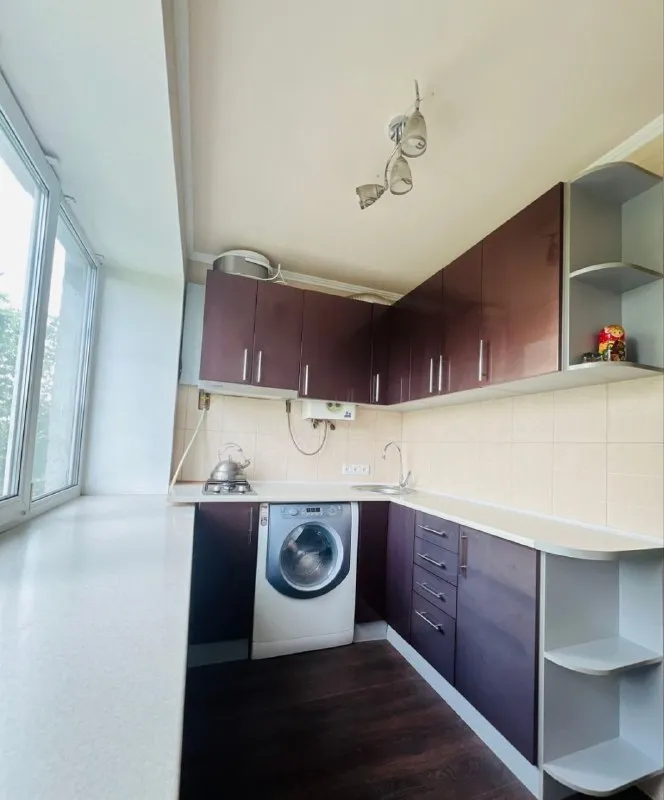 🏡продажа 1-однокомнатная квартира г. Донецк днр 🌇будённовский р-н 🗺ориентир: площадь будённого, ул. Александрова ✅этажность–4/5 жилого дома ✅общая площадь–30 м2 ✅дом кирпичный в квартире выполнен косметический ремонт ✅поменяна проводка и отопление квартира продается с мебелью и бытовой техникой ✅рядом автостанция, рынок, больница, детский садик, школа, магазины, банки, мфц 📃документы готовы 🔥собственник 💴цена: 2🍋900.000 рублей ☎️+7(949) 348-62-86 📨подписаться - фотография - 7