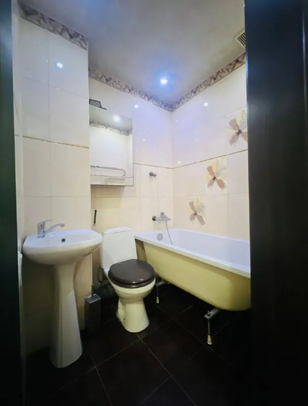 🏡продажа 1-однокомнатная квартира г. Донецк днр 🌇будённовский р-н 🗺ориентир: площадь будённого, ул. Александрова ✅этажность–4/5 жилого дома ✅общая площадь–30 м2 ✅дом кирпичный в квартире выполнен косметический ремонт ✅поменяна проводка и отопление квартира продается с мебелью и бытовой техникой ✅рядом автостанция, рынок, больница, детский садик, школа, магазины, банки, мфц 📃документы готовы 🔥собственник 💴цена: 2🍋900.000 рублей ☎️+7(949) 348-62-86 📨подписаться - фотография - 8