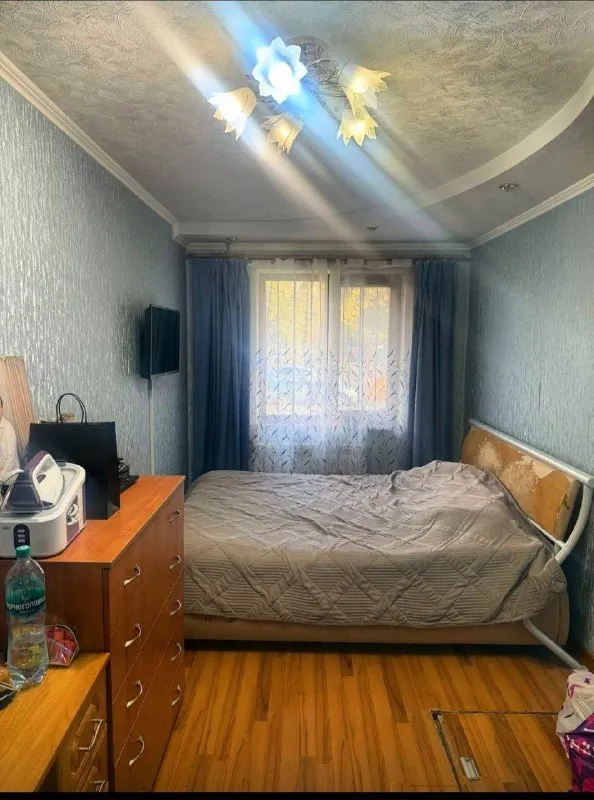 продам 3‑комнатную квартиру 🌇в центре г. харцызска, адрес: пер. спартаковский, д. 5📍 ✅этаж: 1/5 (неугловая) ✅площадь: 58 м² 💰цена: 3 800 000 ₽ ✅уютная, тёплая квартира в центральной части города. ✅комнаты раздельные, санузел совмещён. идеальна для семьи или под сдачу. состояние и преимущества: - окна пластиковые, на окнах установлены решётки; трубы пластиковые. - поменяна электропроводка. - стены и полы выровнены; в коридоре и на кухне — плитка. - в одной из комнат имеется подвал. - есть отдельная кладовка, можно использовать как гардеробную. - установлены накопительные баки на 600 л. 🎁 продаётся с мебелью — заезжай и живи. - документы готовы к сделке - не угловая — тёплая. - удобная транспортная и социальная инфраструктура — всё в шаговой доступности. звоните или пишите — организую показ: 📲☎️+7 949 451 3060 александр, топ‑риелтор днр telegram: @toprieltordnr подписаться | дать объявление - фотография - 2