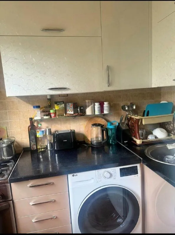 продам 3‑комнатную квартиру 🌇в центре г. харцызска, адрес: пер. спартаковский, д. 5📍 ✅этаж: 1/5 (неугловая) ✅площадь: 58 м² 💰цена: 3 800 000 ₽ ✅уютная, тёплая квартира в центральной части города. ✅комнаты раздельные, санузел совмещён. идеальна для семьи или под сдачу. состояние и преимущества: - окна пластиковые, на окнах установлены решётки; трубы пластиковые. - поменяна электропроводка. - стены и полы выровнены; в коридоре и на кухне — плитка. - в одной из комнат имеется подвал. - есть отдельная кладовка, можно использовать как гардеробную. - установлены накопительные баки на 600 л. 🎁 продаётся с мебелью — заезжай и живи. - документы готовы к сделке - не угловая — тёплая. - удобная транспортная и социальная инфраструктура — всё в шаговой доступности. звоните или пишите — организую показ: 📲☎️+7 949 451 3060 александр, топ‑риелтор днр telegram: @toprieltordnr подписаться | дать объявление - фотография - 4