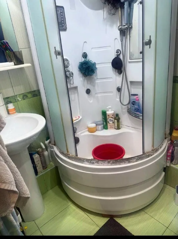 продам 3‑комнатную квартиру 🌇в центре г. харцызска, адрес: пер. спартаковский, д. 5📍 ✅этаж: 1/5 (неугловая) ✅площадь: 58 м² 💰цена: 3 800 000 ₽ ✅уютная, тёплая квартира в центральной части города. ✅комнаты раздельные, санузел совмещён. идеальна для семьи или под сдачу. состояние и преимущества: - окна пластиковые, на окнах установлены решётки; трубы пластиковые. - поменяна электропроводка. - стены и полы выровнены; в коридоре и на кухне — плитка. - в одной из комнат имеется подвал. - есть отдельная кладовка, можно использовать как гардеробную. - установлены накопительные баки на 600 л. 🎁 продаётся с мебелью — заезжай и живи. - документы готовы к сделке - не угловая — тёплая. - удобная транспортная и социальная инфраструктура — всё в шаговой доступности. звоните или пишите — организую показ: 📲☎️+7 949 451 3060 александр, топ‑риелтор днр telegram: @toprieltordnr подписаться | дать объявление - фотография - 5