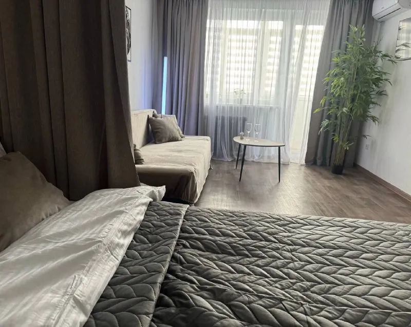 посуточно стильная 1-комнатная квартира 💦 вода 24/7 🚿 🌇самый центр макеевки 📍 🛏 новая двуспальная кровать +дополнительное спальное место — раскладной диван 🍳 современная кухня: холодильник, плита, микроволновая печь, посуда, чай/кофе, питьевая вода и завтраки бп 🧴 комплект свежих полотенец, одноразовых тапочек и гигиенических принадлежностей 📶 быстрый wi-fi, смарт-tv ❄ кондиционер 🧼 ст. .. ьной аренде — скидки 🏷️ 📑 отчётные документы ❗️ при заселении необходимы: паспорт  + залог 5000 руб 🚭 курение только на балконе 📲+79498299949(телеграмм) @posytochno_centr 📲☎️+79493823832 подписаться | дать объявление - фотография - 2