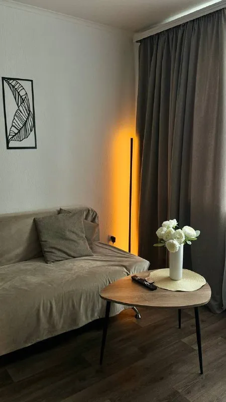 посуточно стильная 1-комнатная квартира 💦 вода 24/7 🚿 🌇самый центр макеевки 📍 🛏 новая двуспальная кровать +дополнительное спальное место — раскладной диван 🍳 современная кухня: холодильник, плита, микроволновая печь, посуда, чай/кофе, питьевая вода и завтраки бп 🧴 комплект свежих полотенец, одноразовых тапочек и гигиенических принадлежностей 📶 быстрый wi-fi, смарт-tv ❄ кондиционер 🧼 ст. .. ьной аренде — скидки 🏷️ 📑 отчётные документы ❗️ при заселении необходимы: паспорт  + залог 5000 руб 🚭 курение только на балконе 📲+79498299949(телеграмм) @posytochno_centr 📲☎️+79493823832 подписаться | дать объявление - фотография - 3