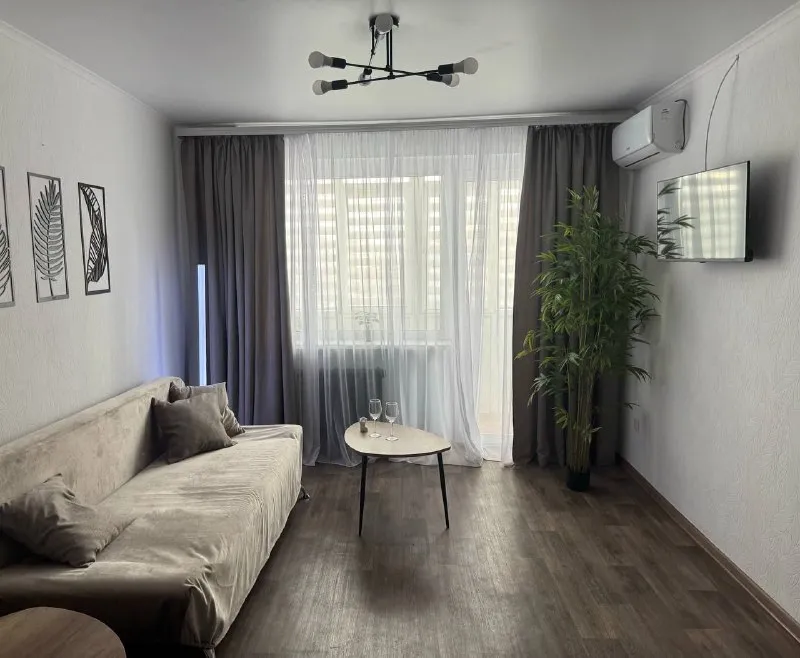 посуточно стильная 1-комнатная квартира 💦 вода 24/7 🚿 🌇самый центр макеевки 📍 🛏 новая двуспальная кровать +дополнительное спальное место — раскладной диван 🍳 современная кухня: холодильник, плита, микроволновая печь, посуда, чай/кофе, питьевая вода и завтраки бп 🧴 комплект свежих полотенец, одноразовых тапочек и гигиенических принадлежностей 📶 быстрый wi-fi, смарт-tv ❄ кондиционер 🧼 ст. .. ьной аренде — скидки 🏷️ 📑 отчётные документы ❗️ при заселении необходимы: паспорт  + залог 5000 руб 🚭 курение только на балконе 📲+79498299949(телеграмм) @posytochno_centr 📲☎️+79493823832 подписаться | дать объявление - фотография - 4