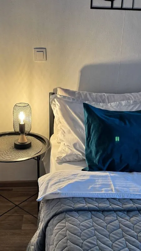 посуточно стильная 1-комнатная квартира 💦 вода 24/7 🚿 🌇самый центр макеевки 📍 🛏 новая двуспальная кровать +дополнительное спальное место — раскладной диван 🍳 современная кухня: холодильник, плита, микроволновая печь, посуда, чай/кофе, питьевая вода и завтраки бп 🧴 комплект свежих полотенец, одноразовых тапочек и гигиенических принадлежностей 📶 быстрый wi-fi, смарт-tv ❄ кондиционер 🧼 ст. .. ьной аренде — скидки 🏷️ 📑 отчётные документы ❗️ при заселении необходимы: паспорт  + залог 5000 руб 🚭 курение только на балконе 📲+79498299949(телеграмм) @posytochno_centr 📲☎️+79493823832 подписаться | дать объявление - фотография - 5