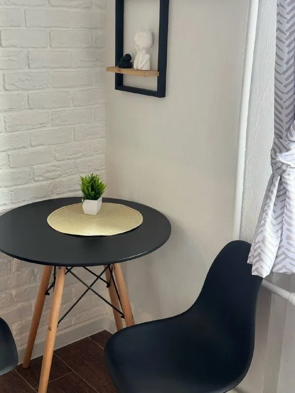 посуточно стильная 1-комнатная квартира 💦 вода 24/7 🚿 🌇самый центр макеевки 📍 🛏 новая двуспальная кровать +дополнительное спальное место — раскладной диван 🍳 современная кухня: холодильник, плита, микроволновая печь, посуда, чай/кофе, питьевая вода и завтраки бп 🧴 комплект свежих полотенец, одноразовых тапочек и гигиенических принадлежностей 📶 быстрый wi-fi, смарт-tv ❄ кондиционер 🧼 ст. .. ьной аренде — скидки 🏷️ 📑 отчётные документы ❗️ при заселении необходимы: паспорт  + залог 5000 руб 🚭 курение только на балконе 📲+79498299949(телеграмм) @posytochno_centr 📲☎️+79493823832 подписаться | дать объявление - фотография - 6