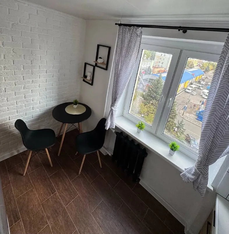 посуточно стильная 1-комнатная квартира 💦 вода 24/7 🚿 🌇самый центр макеевки 📍 🛏 новая двуспальная кровать +дополнительное спальное место — раскладной диван 🍳 современная кухня: холодильник, плита, микроволновая печь, посуда, чай/кофе, питьевая вода и завтраки бп 🧴 комплект свежих полотенец, одноразовых тапочек и гигиенических принадлежностей 📶 быстрый wi-fi, смарт-tv ❄ кондиционер 🧼 ст. .. ьной аренде — скидки 🏷️ 📑 отчётные документы ❗️ при заселении необходимы: паспорт  + залог 5000 руб 🚭 курение только на балконе 📲+79498299949(телеграмм) @posytochno_centr 📲☎️+79493823832 подписаться | дать объявление - фотография - 7