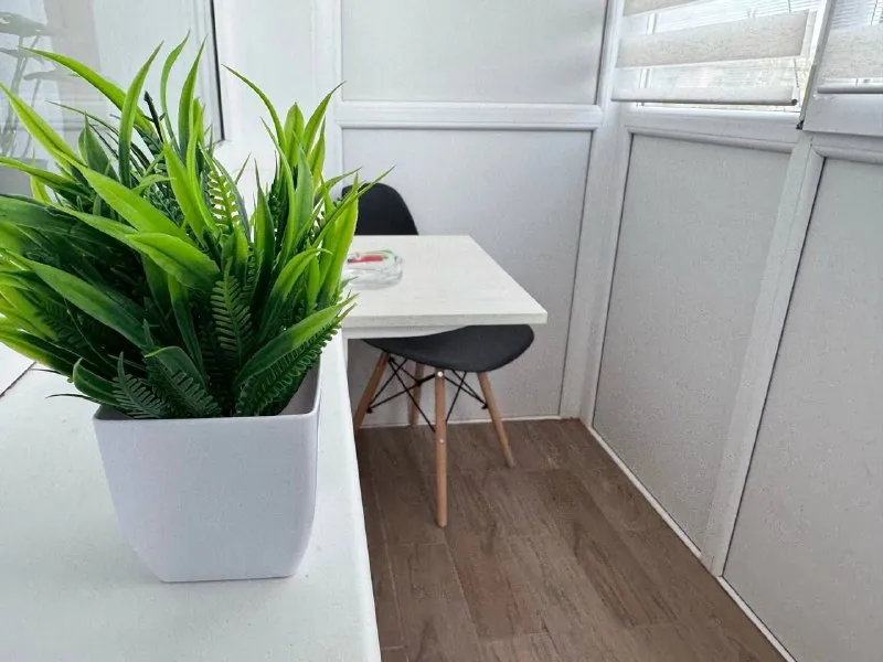 посуточно стильная 1-комнатная квартира 💦 вода 24/7 🚿 🌇самый центр макеевки 📍 🛏 новая двуспальная кровать +дополнительное спальное место — раскладной диван 🍳 современная кухня: холодильник, плита, микроволновая печь, посуда, чай/кофе, питьевая вода и завтраки бп 🧴 комплект свежих полотенец, одноразовых тапочек и гигиенических принадлежностей 📶 быстрый wi-fi, смарт-tv ❄ кондиционер 🧼 ст. .. ьной аренде — скидки 🏷️ 📑 отчётные документы ❗️ при заселении необходимы: паспорт  + залог 5000 руб 🚭 курение только на балконе 📲+79498299949(телеграмм) @posytochno_centr 📲☎️+79493823832 подписаться | дать объявление - фотография - 9