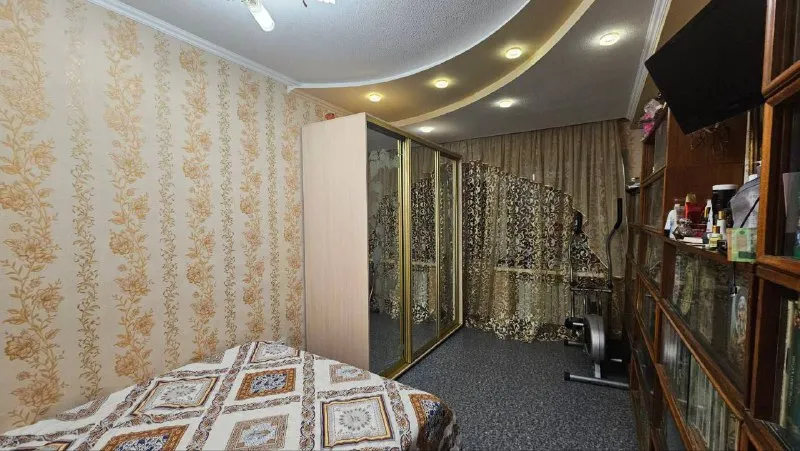 Продам трехкомнатную квартиру 🌇донецк, мед. Университет, в центре калининского района. Магазин «грузия», в 5 минутах медицинский университет. 📍 ✅дом осмд, кирпич! Квартира с раздельными спальнями, раздельный санузел. ✅в квартире сделан ремонт, окна пластиковые, обновлены радиаторы, заменены стояки отопления и воды, потолки экологически чистый гипсокартон (с подсветкой). Квартира двухсторонняя, 2 балкона! Оба застеклены рамы-дерево. ✅шикарное местоположение дома. Прекрасный двор, 2 новые детские площадки. Остановки транспорта, супермаркеты, рынок славянский- всё рядом ! 📍в шаговой доступности - гимназия номер 12, медуниверситет, больница калинина! 📑документы готовы! 💰цена 6 600 000 ₽ + торг реальному покупателю. Больше инфо и фото по телефону 📲☎️+79494181407 галина ан 📲☎️+79493282386 ольга ан подписаться  |  дать объявление - фотография - 2