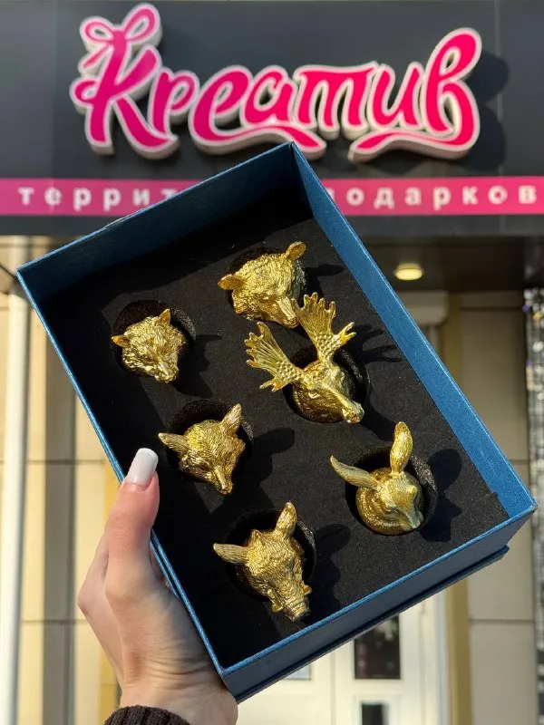 Огромный выбор подарков для мужчин на новый год😎 в нашем магазине вы найдете большое разнообразие наборов стопок-перевертышей, бокалов для виски и пива, шашлычных наборов и еще множество других подарков 🎁 при покупке от 5000₽ — гирлянда в подарок 🎁 🤩 адрес: харцызск, улица октябрьская, 41 (бульвар шевченко) 🤩 график работы: ежедневно с 10:00 до 19:00 🤩 доставка по харцызску и другим городам днр 🤩 возможна оплата картой 🤩 контактный телефон: +7(949)317-317-0 💬 💙 https://vk. Com/creative_dpr erid:5jtcerelm1uk1og1njb24ez реклама - фотография - 2