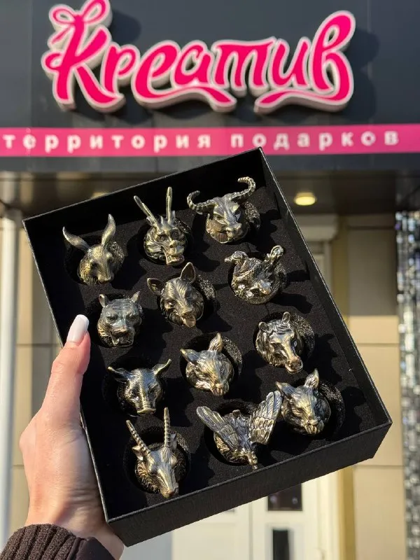 Огромный выбор подарков для мужчин на новый год😎 в нашем магазине вы найдете большое разнообразие наборов стопок-перевертышей, бокалов для виски и пива, шашлычных наборов и еще множество других подарков 🎁 при покупке от 5000₽ — гирлянда в подарок 🎁 🤩 адрес: харцызск, улица октябрьская, 41 (бульвар шевченко) 🤩 график работы: ежедневно с 10:00 до 19:00 🤩 доставка по харцызску и другим городам днр 🤩 возможна оплата картой 🤩 контактный телефон: +7(949)317-317-0 💬 💙 https://vk. Com/creative_dpr erid:5jtcerelm1uk1og1njb24ez реклама - фотография - 3