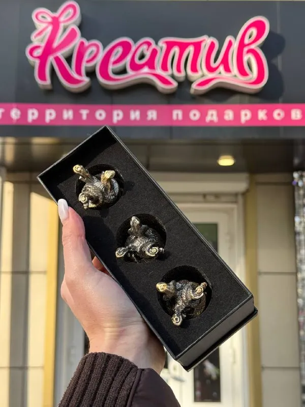 Огромный выбор подарков для мужчин на новый год😎 в нашем магазине вы найдете большое разнообразие наборов стопок-перевертышей, бокалов для виски и пива, шашлычных наборов и еще множество других подарков 🎁 при покупке от 5000₽ — гирлянда в подарок 🎁 🤩 адрес: харцызск, улица октябрьская, 41 (бульвар шевченко) 🤩 график работы: ежедневно с 10:00 до 19:00 🤩 доставка по харцызску и другим городам днр 🤩 возможна оплата картой 🤩 контактный телефон: +7(949)317-317-0 💬 💙 https://vk. Com/creative_dpr erid:5jtcerelm1uk1og1njb24ez реклама - фотография - 6