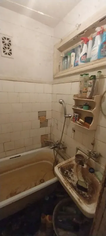 Продам 2х комн. Квартиру 🌇донецк, проспект театральный и щорса. 📍 ✅этаж 3/5 ❗️квартира под ремонт 💰цена 3.7 млн. ₽ 📑документы готовы никто  не прописан 📲☎️+79493527976 подписаться  |  объявление - фотография - 3