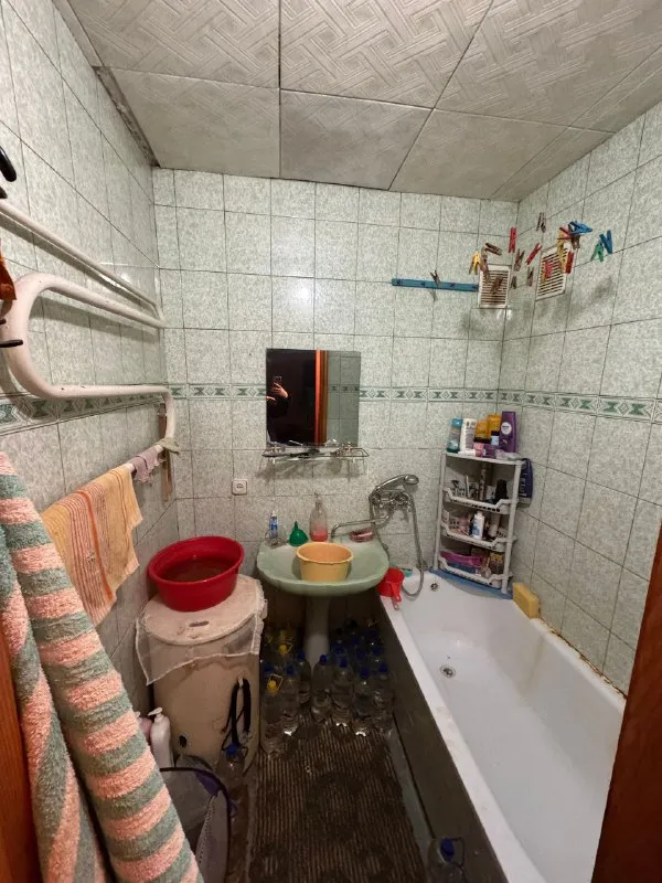 🏡продажа трёхкомнатная квартира г. Донецк днр 🌇кировский р-н, улица делегатская ✅общая площадь–60 м2 ✅квартира расположена на первом этаже 🔥собственник 💴цена: 5🍋500.000 рублей 📞все подробности по телефону ☎️+7(949) 494-18-60 виталий 📨подписаться - фотография - 9