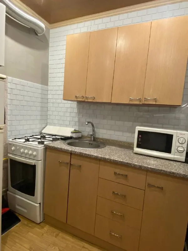 посуточно 1-комнатная квартира вместимостью до 3-х человек. 🌇днр, город макеевка📍 🔥открыта бронь на новогодние праздники 🎉 💧есть накопительные баки. 📍червоногвардейская ас (автостанция) - 5 минут пешком, рынок гвардейка, универмаг- 2 минуты пешком, магазин молоко, атб - 2 минуты пешком, больница №5 -13 минут пешком, донецк, ас центр (яма), ав южный, континент - 25-30 минут на авто, донецк, донбасс арена - 19 минут на авто, макеевка, ас плеханова, пассаж - 20 минут на авто, ✅остановки общественного транспорта в шаговой доступности. ... еление! при заселении необходим паспорт совершеннолетнего арендосъемщика. 🚫 курение в квартире запрещено! разрешено только на балконе. ✅залоговая сумма возвращается после уборки. 💰стоимость: 3500 руб/сутки от 10 суток аренды, 4000 руб/сутки от 3х суток аренды, 4500 руб/сутки при проживании до 3х суток. забронировать можете по тел. 📲☎️+79494413105 наталья подписаться | дать объявление - фотография - 2