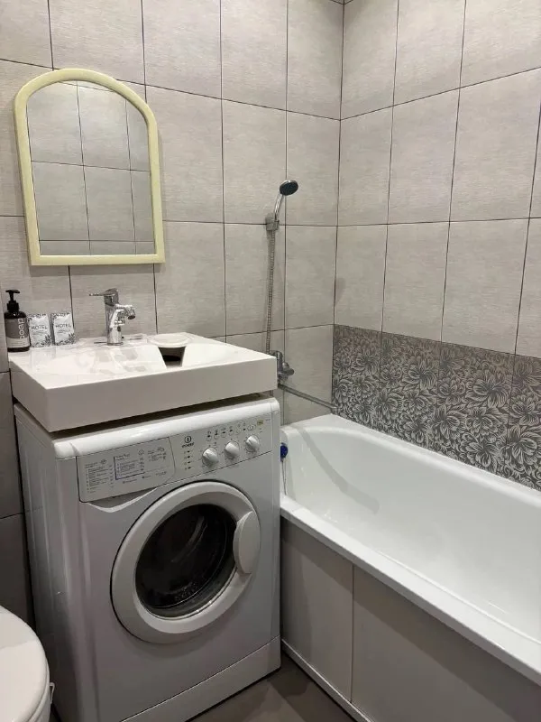 посуточно 1-комнатная квартира вместимостью до 3-х человек. 🌇днр, город макеевка📍 🔥открыта бронь на новогодние праздники 🎉 💧есть накопительные баки. 📍червоногвардейская ас (автостанция) - 5 минут пешком, рынок гвардейка, универмаг- 2 минуты пешком, магазин молоко, атб - 2 минуты пешком, больница №5 -13 минут пешком, донецк, ас центр (яма), ав южный, континент - 25-30 минут на авто, донецк, донбасс арена - 19 минут на авто, макеевка, ас плеханова, пассаж - 20 минут на авто, ✅остановки общественного транспорта в шаговой доступности. ... еление! при заселении необходим паспорт совершеннолетнего арендосъемщика. 🚫 курение в квартире запрещено! разрешено только на балконе. ✅залоговая сумма возвращается после уборки. 💰стоимость: 3500 руб/сутки от 10 суток аренды, 4000 руб/сутки от 3х суток аренды, 4500 руб/сутки при проживании до 3х суток. забронировать можете по тел. 📲☎️+79494413105 наталья подписаться | дать объявление - фотография - 4