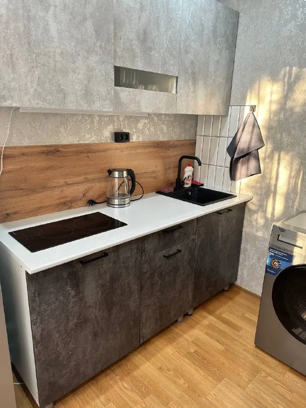 🗝посуточно сдаётся 1-к квартира по адресу: ул. артёма, 142 ( ориентир шахтерская площадь, бывший магазин «империя обоев»). 🛠 квартира только после ремонта. 💦вода круглосуточно💦 ✅предоставляем чистое постельное белье, махровые полотенца. в квартире имеется все необходимое для проживания. 💵аренда: 5000 руб. в сутки. ‼️ с 29 декабря-10 января стоимость 6500 за сутки‼️ 🕐 заселение в 14:00. расчетный час до 12::00 🛑 при заезде необходим паспорт. есть залоговая сумма (возвращается в течение дня после выезда). 🧑‍🧑‍🧒‍🧒количество гостей оговаривается при бронировании. ❌квартира не сдаётся для проведения вечеринок и других шумных мероприятий. ☎️наши контакты: +7-985-870-22-34(telegram, whatsapp); @anastasiya8713( telegram ) - фотография - 3