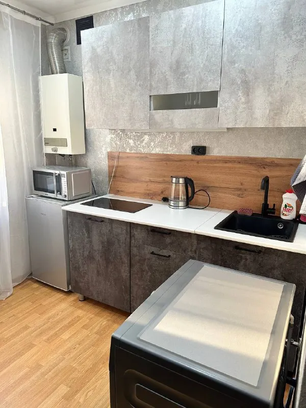 🗝посуточно сдаётся 1-к квартира по адресу: ул. артёма, 142 ( ориентир шахтерская площадь, бывший магазин «империя обоев»). 🛠 квартира только после ремонта. 💦вода круглосуточно💦 ✅предоставляем чистое постельное белье, махровые полотенца. в квартире имеется все необходимое для проживания. 💵аренда: 5000 руб. в сутки. ‼️ с 29 декабря-10 января стоимость 6500 за сутки‼️ 🕐 заселение в 14:00. расчетный час до 12::00 🛑 при заезде необходим паспорт. есть залоговая сумма (возвращается в течение дня после выезда). 🧑‍🧑‍🧒‍🧒количество гостей оговаривается при бронировании. ❌квартира не сдаётся для проведения вечеринок и других шумных мероприятий. ☎️наши контакты: +7-985-870-22-34(telegram, whatsapp); @anastasiya8713( telegram ) - фотография - 4