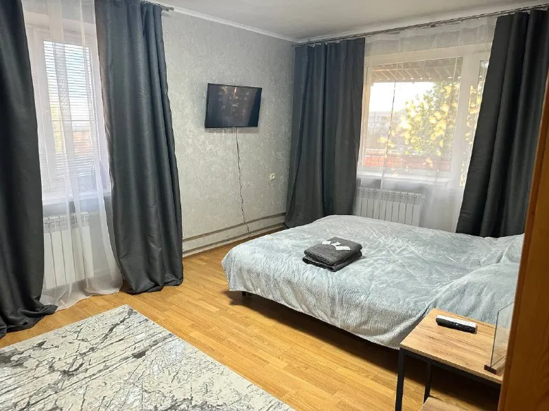 🗝посуточно сдаётся 1-к квартира по адресу: ул. артёма, 142 ( ориентир шахтерская площадь, бывший магазин «империя обоев»). 🛠 квартира только после ремонта. 💦вода круглосуточно💦 ✅предоставляем чистое постельное белье, махровые полотенца. в квартире имеется все необходимое для проживания. 💵аренда: 5000 руб. в сутки. ‼️ с 29 декабря-10 января стоимость 6500 за сутки‼️ 🕐 заселение в 14:00. расчетный час до 12::00 🛑 при заезде необходим паспорт. есть залоговая сумма (возвращается в течение дня после выезда). 🧑‍🧑‍🧒‍🧒количество гостей оговаривается при бронировании. ❌квартира не сдаётся для проведения вечеринок и других шумных мероприятий. ☎️наши контакты: +7-985-870-22-34(telegram, whatsapp); @anastasiya8713( telegram ) - фотография - 6