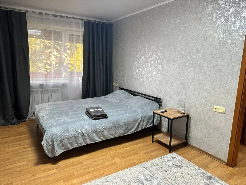 🗝посуточно сдаётся 1-к квартира по адресу: ул. артёма, 142 ( ориентир шахтерская площадь, бывший магазин «империя обоев»). 🛠 квартира только после ремонта. 💦вода круглосуточно💦 ✅предоставляем чистое постельное белье, махровые полотенца. в квартире имеется все необходимое для проживания. 💵аренда: 5000 руб. в сутки. ‼️ с 29 декабря-10 января стоимость 6500 за сутки‼️ 🕐 заселение в 14:00. расчетный час до 12::00 🛑 при заезде необходим паспорт. есть залоговая сумма (возвращается в течение дня после выезда). 🧑‍🧑‍🧒‍🧒количество гостей оговаривается при бронировании. ❌квартира не сдаётся для проведения вечеринок и других шумных мероприятий. ☎️наши контакты: +7-985-870-22-34(telegram, whatsapp); @anastasiya8713( telegram ) - фотография - 7