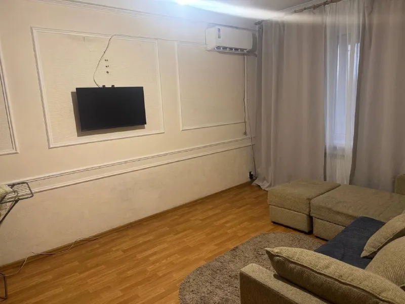 сдаётся посуточно квартира 🌇донецк, будённовский район (тихий, не обстреливаемый р-н) 📍 🎄принимаем бронь на новогодние праздники🎊🎉 💦вода холодная и горячая круглосуточно. ✅в квартире есть всё для комфортного проживания: 🛜wifi; 📺smart-tv, 🥮микроволновая печь; 🧺чистые полотенца и постельное бельё;фен;стиральная машина; ❄ кондиционер. 🚭в квартире курить запрещено есть балконы. 💰цены от 4500-6500 ₽/сутки 📲☎️+79494960090 подписаться  |  дать объявление - фотография - 2