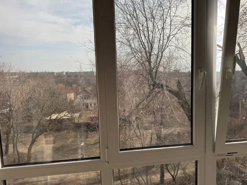 сдаётся посуточно квартира 🌇донецк, будённовский район (тихий, не обстреливаемый р-н) 📍 🎄принимаем бронь на новогодние праздники🎊🎉 💦вода холодная и горячая круглосуточно. ✅в квартире есть всё для комфортного проживания: 🛜wifi; 📺smart-tv, 🥮микроволновая печь; 🧺чистые полотенца и постельное бельё;фен;стиральная машина; ❄ кондиционер. 🚭в квартире курить запрещено есть балконы. 💰цены от 4500-6500 ₽/сутки 📲☎️+79494960090 подписаться  |  дать объявление - фотография - 4