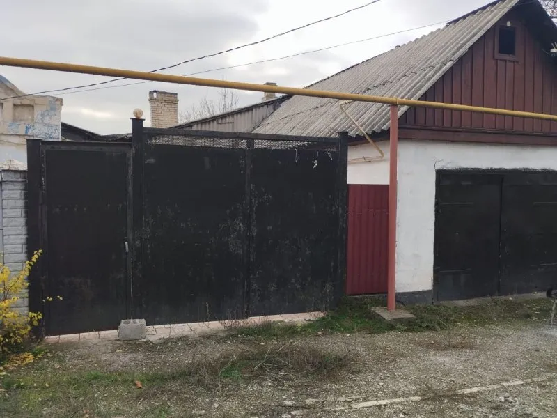 🏡продажа частного дома 🌇г. макеевка днр, пос осипенко ✅общая площадь–83 м2 ✅участок земли–6 соток ✅дом газифицирован бойлер, холодильник, частично с мебелью, пластиковые окна, большой гараж 📃документы готовы к сделке 🔥собственник 💴цена: 4🍋200.000 рублей хороший торг‼️ ☎️+7(949) 341-90-71 звонить тг 📨подписаться - фотография - 2