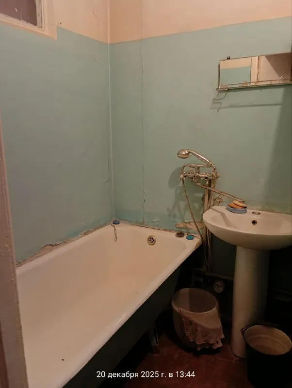 Продам 2х комнатную квартиру на заперевальной,   ориентир ул. Полоцкая, ориентир школа интернат № 20. Квартира на 1-м этаже 5-ти этажного панельного дома (цоколь высокий), комнаты раздельные. Квартира сухая, очень теплая, без посторонних запахов. Окна деревянные. Радиаторы, стояки и канализация - меняны. Простое жилое состояние. Вода идет постоянно. Газовая колонка. Замечательное расположение в отношении транспортной развязки и всей инфраструктуры, рядом майский рынок. Цена - 3 200 000руб. Ан анна +7 949 470 04 83 (феникс), +7 949 796 89 69 (миранда). - фотография - 10