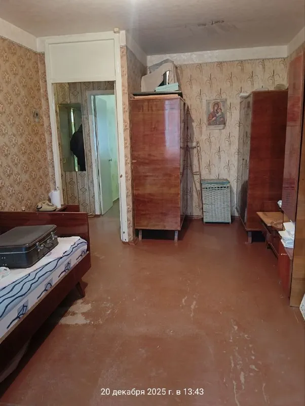 Продам 2х комнатную квартиру на заперевальной,   ориентир ул. Полоцкая, ориентир школа интернат № 20. Квартира на 1-м этаже 5-ти этажного панельного дома (цоколь высокий), комнаты раздельные. Квартира сухая, очень теплая, без посторонних запахов. Окна деревянные. Радиаторы, стояки и канализация - меняны. Простое жилое состояние. Вода идет постоянно. Газовая колонка. Замечательное расположение в отношении транспортной развязки и всей инфраструктуры, рядом майский рынок. Цена - 3 200 000руб. Ан анна +7 949 470 04 83 (феникс), +7 949 796 89 69 (миранда). - фотография - 4