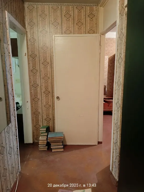 Продам 2х комнатную квартиру на заперевальной,   ориентир ул. Полоцкая, ориентир школа интернат № 20. Квартира на 1-м этаже 5-ти этажного панельного дома (цоколь высокий), комнаты раздельные. Квартира сухая, очень теплая, без посторонних запахов. Окна деревянные. Радиаторы, стояки и канализация - меняны. Простое жилое состояние. Вода идет постоянно. Газовая колонка. Замечательное расположение в отношении транспортной развязки и всей инфраструктуры, рядом майский рынок. Цена - 3 200 000руб. Ан анна +7 949 470 04 83 (феникс), +7 949 796 89 69 (миранда). - фотография - 5