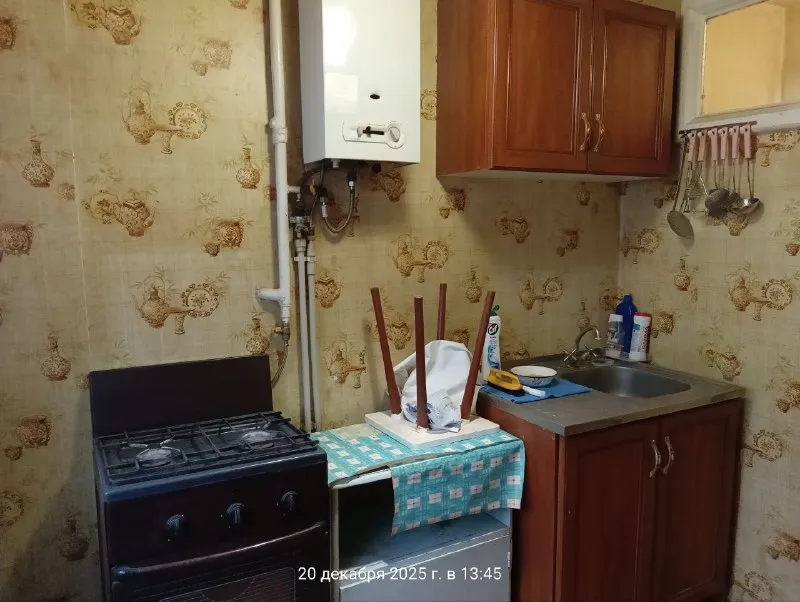 Продам 2х комнатную квартиру на заперевальной,   ориентир ул. Полоцкая, ориентир школа интернат № 20. Квартира на 1-м этаже 5-ти этажного панельного дома (цоколь высокий), комнаты раздельные. Квартира сухая, очень теплая, без посторонних запахов. Окна деревянные. Радиаторы, стояки и канализация - меняны. Простое жилое состояние. Вода идет постоянно. Газовая колонка. Замечательное расположение в отношении транспортной развязки и всей инфраструктуры, рядом майский рынок. Цена - 3 200 000руб. Ан анна +7 949 470 04 83 (феникс), +7 949 796 89 69 (миранда). - фотография - 7