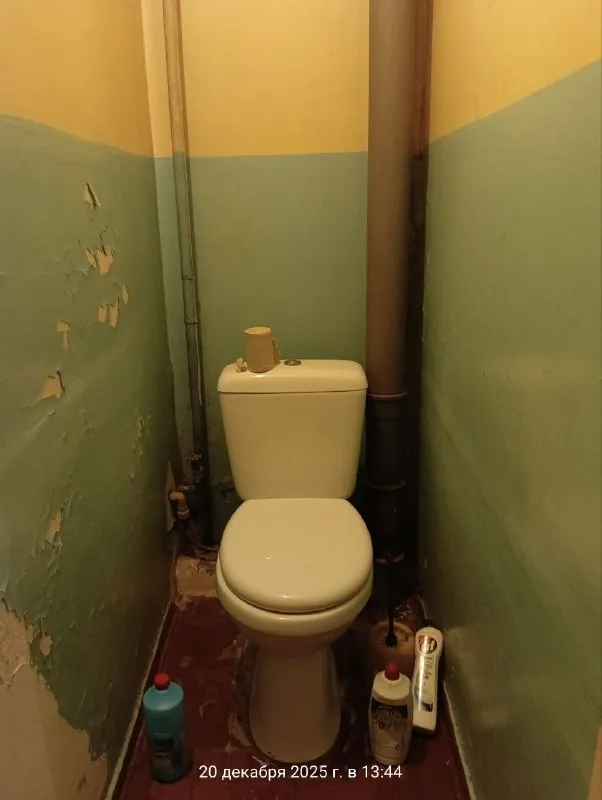 Продам 2х комнатную квартиру на заперевальной,   ориентир ул. Полоцкая, ориентир школа интернат № 20. Квартира на 1-м этаже 5-ти этажного панельного дома (цоколь высокий), комнаты раздельные. Квартира сухая, очень теплая, без посторонних запахов. Окна деревянные. Радиаторы, стояки и канализация - меняны. Простое жилое состояние. Вода идет постоянно. Газовая колонка. Замечательное расположение в отношении транспортной развязки и всей инфраструктуры, рядом майский рынок. Цена - 3 200 000руб. Ан анна +7 949 470 04 83 (феникс), +7 949 796 89 69 (миранда). - фотография - 9