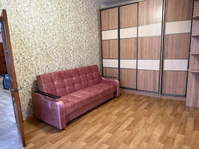 посуточно двух комнатная квартира, донецк киевский район! квартира укомплектована всем не обходимым для комфортного проживания! холодильник, машинка, чайник, микроволновка, пылесос, утюг, телевизор, спальные места ! постельные принадлежности! сутки -5 тысяч, бронь по телефону +79495525499! - фотография - 2