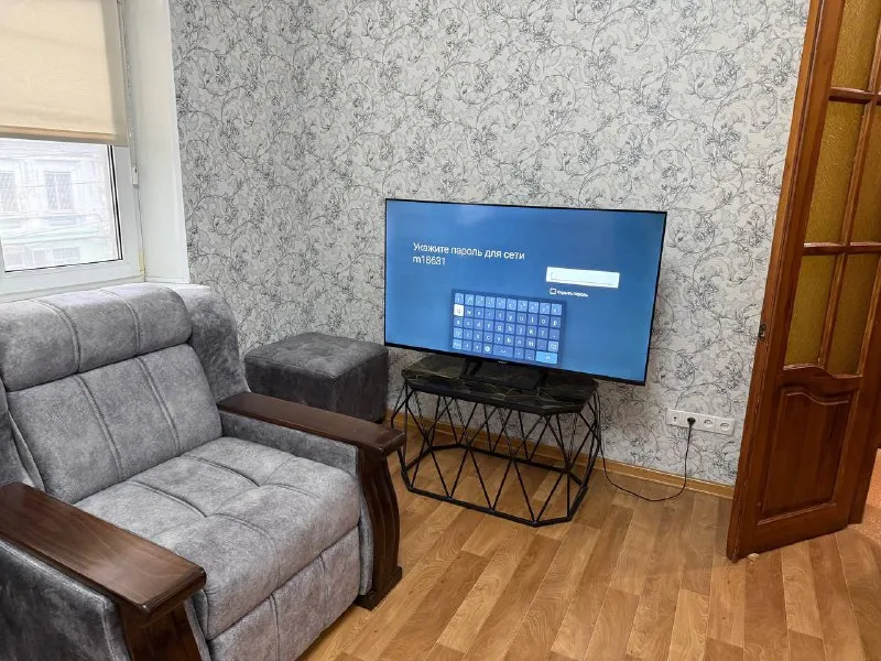 посуточно двух комнатная квартира, донецк киевский район! квартира укомплектована всем не обходимым для комфортного проживания! холодильник, машинка, чайник, микроволновка, пылесос, утюг, телевизор, спальные места ! постельные принадлежности! сутки -5 тысяч, бронь по телефону +79495525499! - фотография - 4