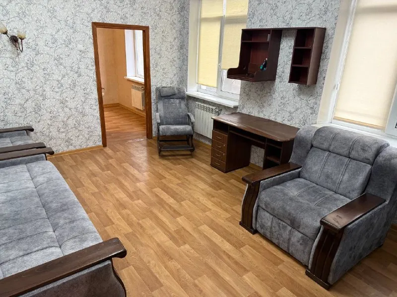 посуточно двух комнатная квартира, донецк киевский район! квартира укомплектована всем не обходимым для комфортного проживания! холодильник, машинка, чайник, микроволновка, пылесос, утюг, телевизор, спальные места ! постельные принадлежности! сутки -5 тысяч, бронь по телефону +79495525499! - фотография - 5