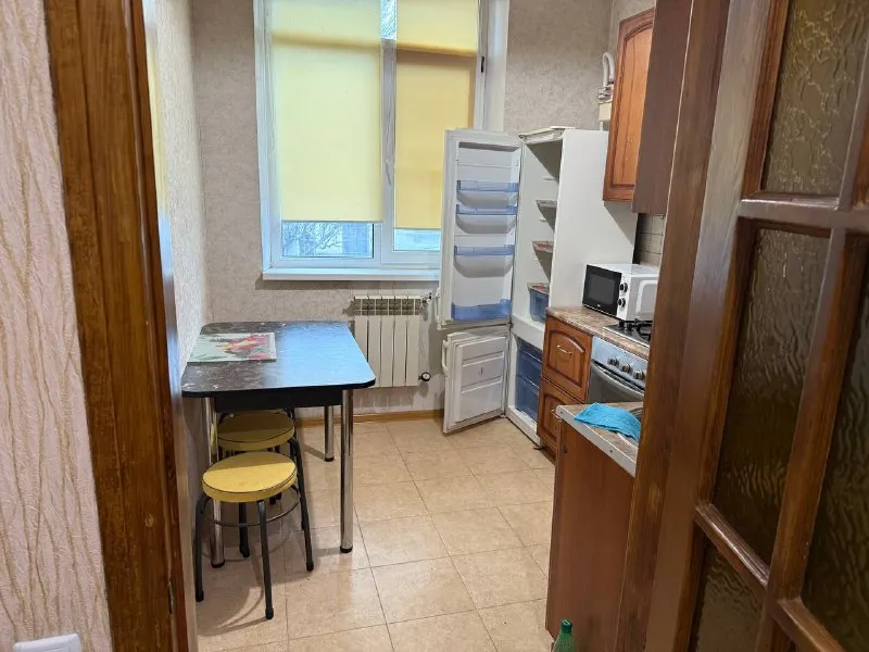 посуточно двух комнатная квартира, донецк киевский район! квартира укомплектована всем не обходимым для комфортного проживания! холодильник, машинка, чайник, микроволновка, пылесос, утюг, телевизор, спальные места ! постельные принадлежности! сутки -5 тысяч, бронь по телефону +79495525499! - фотография - 6