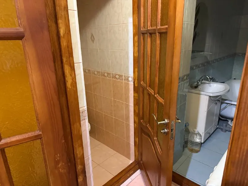 посуточно двух комнатная квартира, донецк киевский район! квартира укомплектована всем не обходимым для комфортного проживания! холодильник, машинка, чайник, микроволновка, пылесос, утюг, телевизор, спальные места ! постельные принадлежности! сутки -5 тысяч, бронь по телефону +79495525499! - фотография - 7